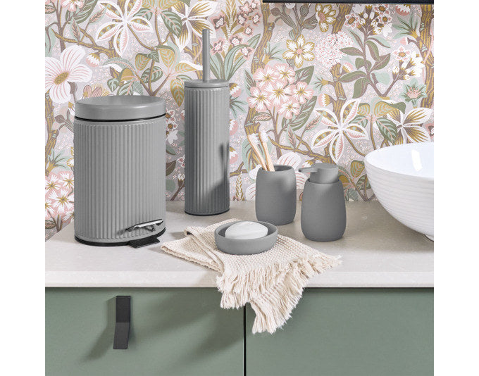 ZELLER WC-Bürstengarnitur Metall grau ø 9.7x40 cm in Grau präsentiert im Onlineshop von KAQTU Design AG. Toilettenbürste ist von ZELLER PRESENT