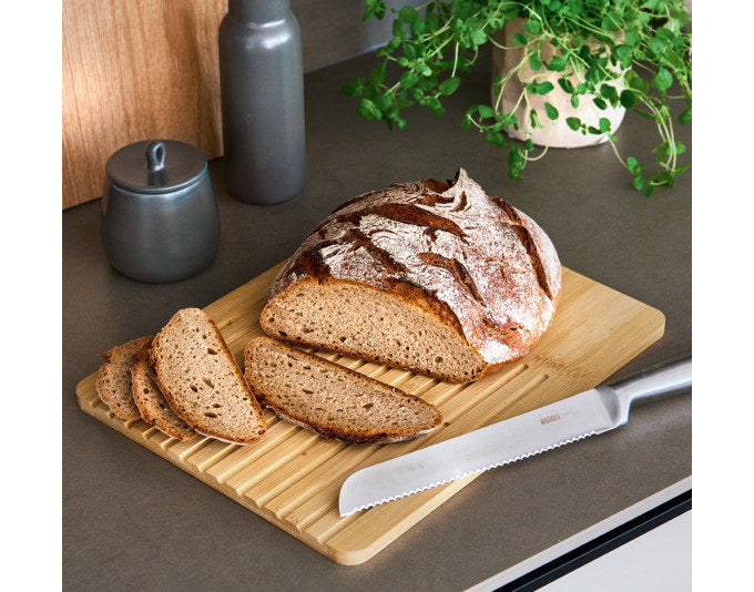 ZELLER Brotschneidbrett Bambus 33x25 cm in Holzoptik, Braun präsentiert im Onlineshop von KAQTU Design AG. Schneidbrett ist von ZELLER PRESENT