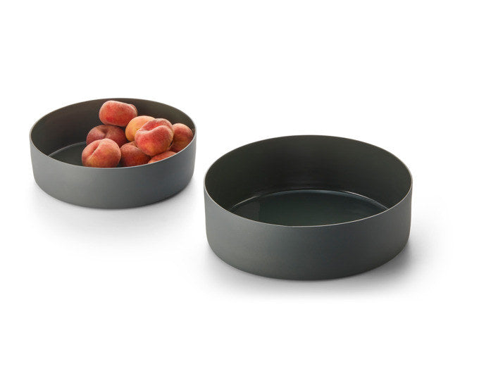 PHILIPPI Fruchtschale Clara L Alu emailliert ø 27x9 cm schiefergrün in Schiefergrün, Grün präsentiert im Onlineshop von KAQTU Design AG. Fruchtschalen ist von PHILIPPI