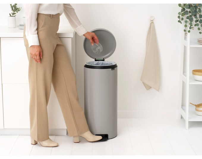 BRABANTIA Treteimer NewIcon in Soft Grey, 30 Liter Volumen, mit Pedal, Soft-Close-Deckel und herausnehmbarem Kunststoff-Inneneimer.
