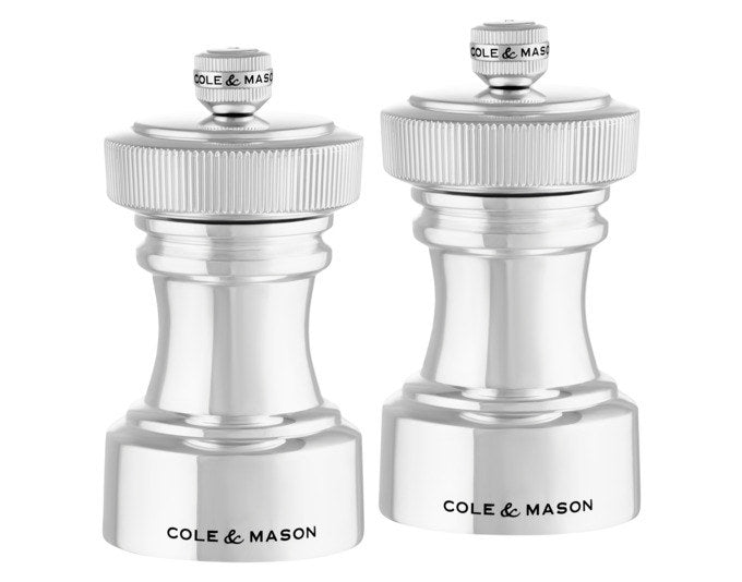 COLE&MASON Pfeffer-/Salzmühlen Set Hoxton versilbert 10.4x5.5x5.5 cm in Silber präsentiert im Onlineshop von KAQTU Design AG. Salz & Pfeffer ist von COLE & MASON