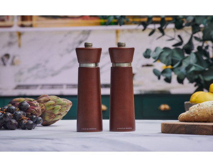 COLE&MASON Salzmühle Millbank Kastanie 18x5.5x5.5 cm in Holzoptik, Braun präsentiert im Onlineshop von KAQTU Design AG. Salz & Pfeffer ist von COLE & MASON