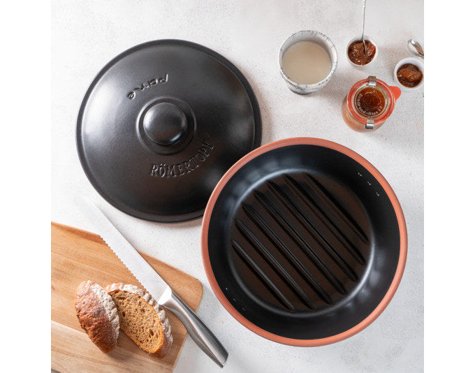 RÖMERTOPF Brottopf rund 4.5 l ø 30x18 cm schwarz in Schwarz präsentiert im Onlineshop von KAQTU Design AG. Brotkorb ist von RÖMERTOPF