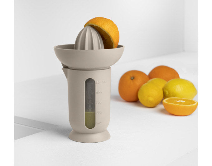 BLIM PLUS Zitruspresse Ufo 0.50 l 2-teilig grau in Grau präsentiert im Onlineshop von KAQTU Design AG. Zitronenpresse ist von BLIMPLUS