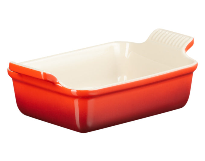 LE CREUSET Auflaufform in leuchtendem Kirschrot, ideal für köstliche Aufläufe und Gratins, Maße 19x14 cm, Volumen 1.1 l.