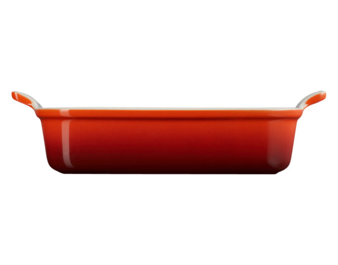 Kirschrote LE CREUSET Auflaufform Tradition mit 2,4 l Volumen, ideal für köstliche Aufläufe und Gratins, 26x19 cm, stilvolles Design.