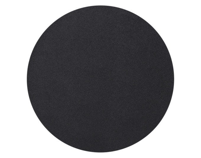 Rundes schwarzes Tischset aus Kunstleder mit einem Durchmesser von 38 cm auf einer Tischoberfläche liegend.
