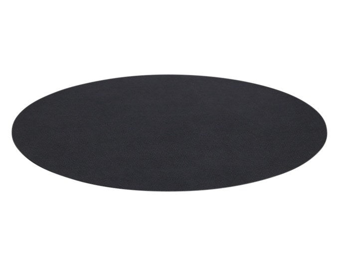 Rundes schwarzes Tischset aus Kunstleder mit einem Durchmesser von 38 cm auf einer Tischoberfläche liegend.