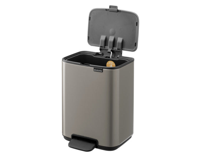 Eleganter BRABANTIA Treteimer Bo in Platinum, 4 l, ideal für moderne Küchen. Praktischer Fußtrittmechanismus für müheloses Öffnen.