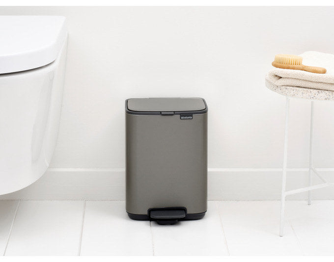 BRABANTIA Treteimer Bo platinum 4 l in Platinum, Grau präsentiert im Onlineshop von KAQTU Design AG. Treteimer ist von BRABANTIA