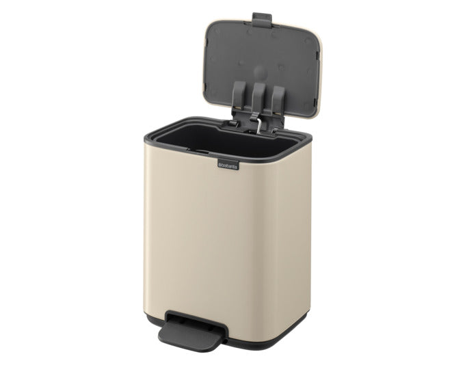 Eleganter BRABANTIA Treteimer Bo in soft beige, 4 l, ideal für moderne Küchen. Praktischer Fußtrittmechanismus für müheloses Öffnen.