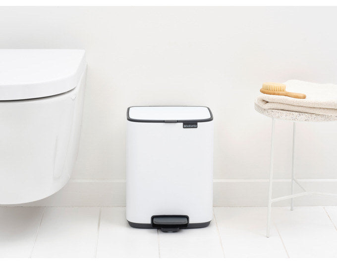 BRABANTIA Treteimer Bo white 7 l in White, Weiss präsentiert im Onlineshop von KAQTU Design AG. Treteimer ist von BRABANTIA
