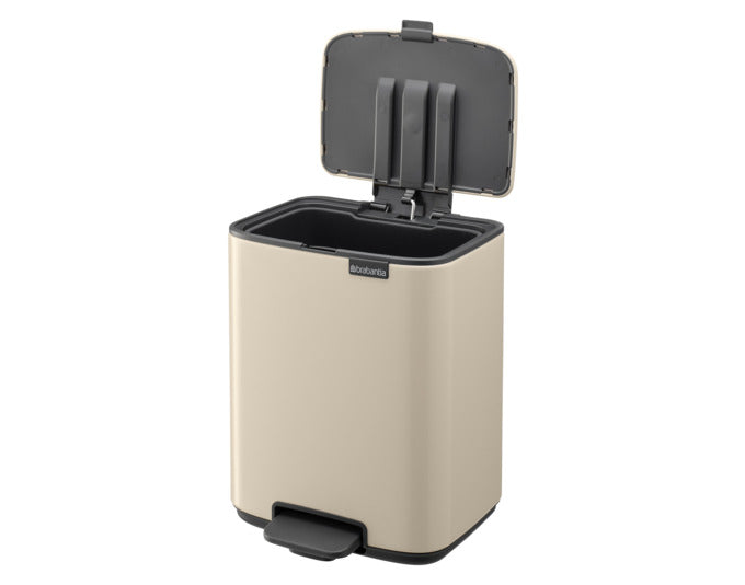 Eleganter BRABANTIA Treteimer Bo in soft beige, 7 l, ideal für modernes Wohnen. Praktischer Fußtrittmechanismus für müheloses Öffnen.