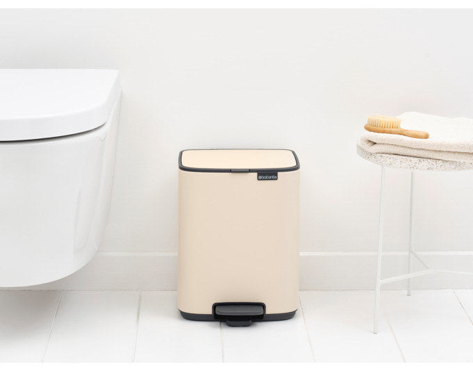 BRABANTIA Treteimer Bo soft beige 7 l in Soft beige, Weiss präsentiert im Onlineshop von KAQTU Design AG. Treteimer ist von BRABANTIA