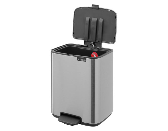 Eleganter BRABANTIA Treteimer Bo in mattem Stahl mit 7 l Fassungsvermögen, ideal für modernes Wohnen und müheloses Entsorgen.