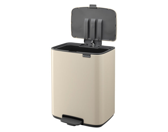 Eleganter BRABANTIA Treteimer Bo in soft beige, 12 l, ideal für modernes Wohnen. Praktischer Fußtrittmechanismus für müheloses Öffnen.