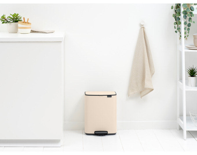 BRABANTIA Treteimer Bo soft beige 12 l in Soft beige, Weiss präsentiert im Onlineshop von KAQTU Design AG. Treteimer ist von BRABANTIA