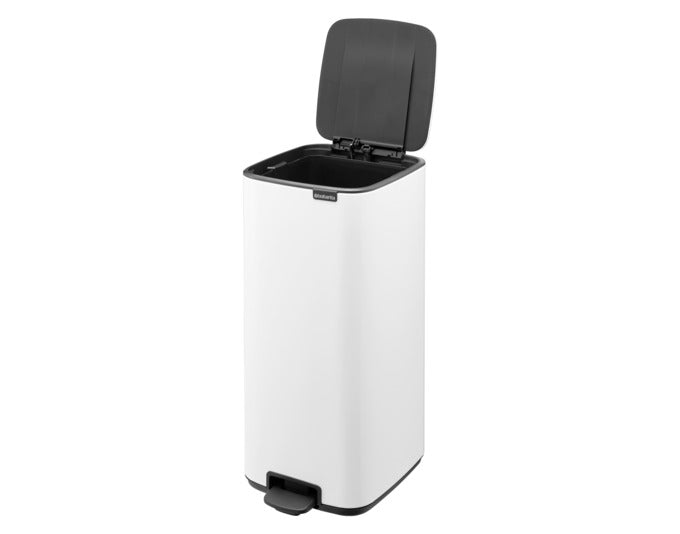 Eleganter BRABANTIA Treteimer Bo in Weiß mit 30 l Fassungsvermögen, ideal für modernes Wohnen und müheloses Entsorgen von Abfällen.