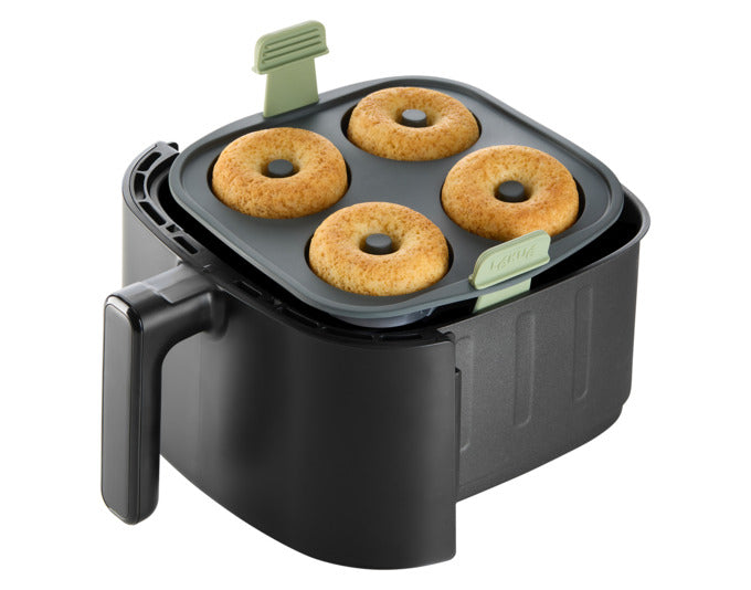 Silikon Donutsform von LÉKUÉ für die Heissluftfritteuse, ideal für die Zubereitung von 4 köstlichen Donuts, Maße 20x20x5.6 cm.