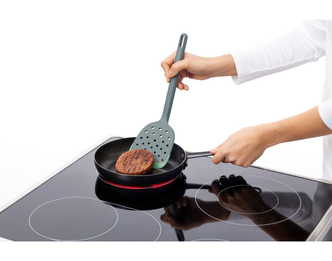 Grüner LÉKUÉ Pfannenwender aus flexiblem Silikon, 30.6 cm lang, ideal zum Wenden von Speisen in der Pfanne, mit praktischen Löchern für optimales Abtropfen.