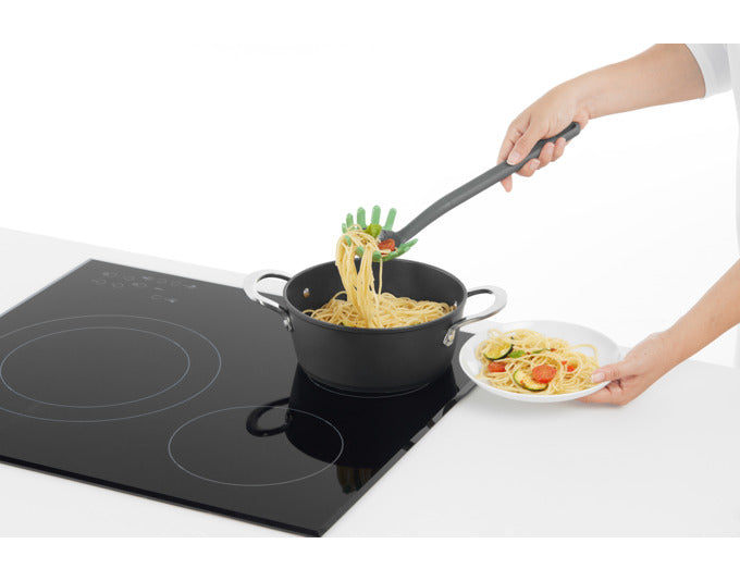 Grüner Spaghettilöffel aus Silikon von LÉKUÉ, 30 cm lang, ideal zum Servieren von Pasta, flexibel und hitzebeständig, perfekt für die Küche.