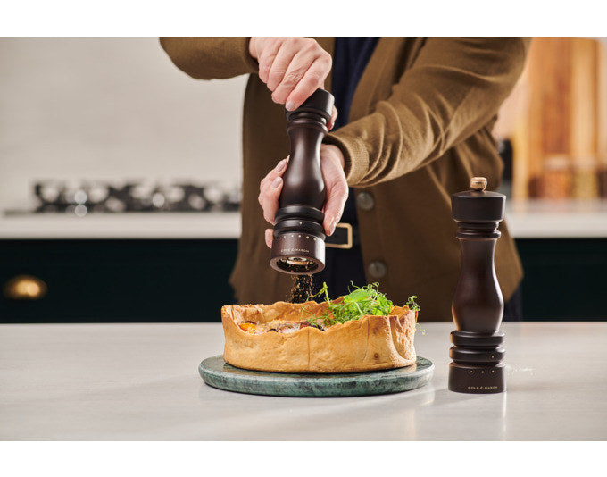 COLE&MASON Pfeffermühle London Buche dunkel GRD SLT 22x5.8x5.8 cm in Holzoptik, Braun präsentiert im Onlineshop von KAQTU Design AG. Salz & Pfeffer ist von COLE & MASON
