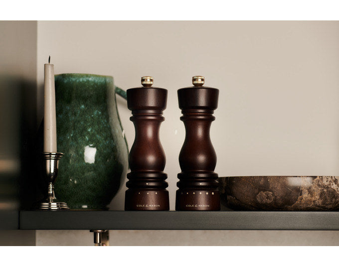 COLE&MASON Pfeffer-/Salzmühlen Set London Buche dunkel GRD SLT 18x5.8x5.8 cm in Holzoptik, Braun präsentiert im Onlineshop von KAQTU Design AG. Salz & Pfeffer ist von COLE & MASON