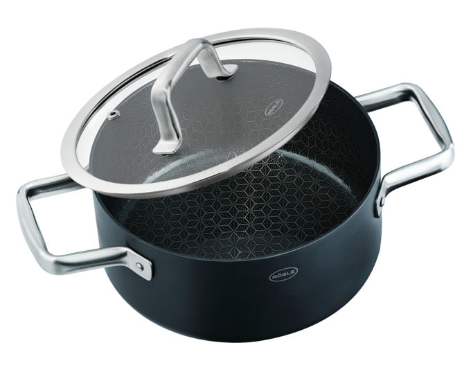 Eleganter RÖSLE Kochtopf Ebonic ProNero mit einem Durchmesser von 16 cm und passendem Deckel, ideal für präzises Kochen und stilvolles Servieren.