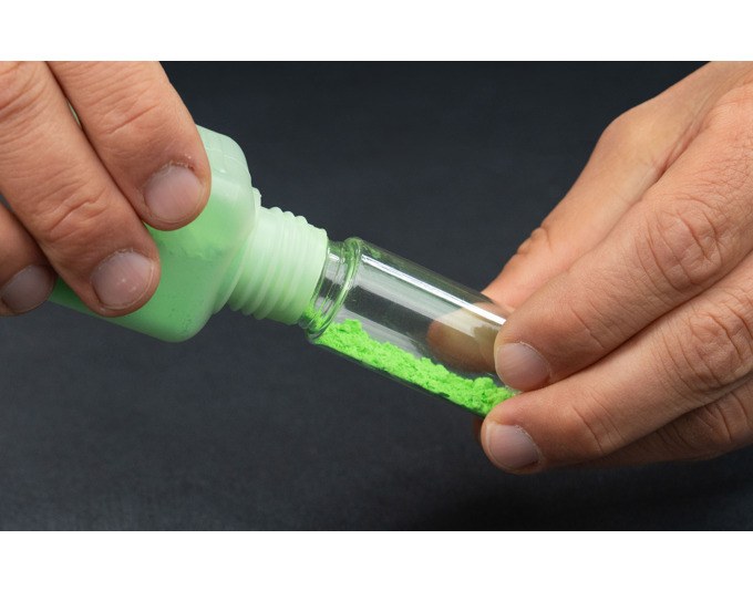 PICA Powder Nachfüllpulver, kleine grüne Verpackung mit Kreidepulver, kompaktes Büromaterial zum Nachfüllen von Markiersystemen.