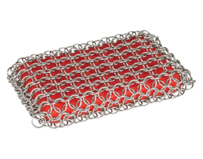 LODGE Ringreiniger-Pad in Rot mit Kettenringen aus Edelstahl und rundem Silikongriff, kompakte Form für die Küchenreinigung.