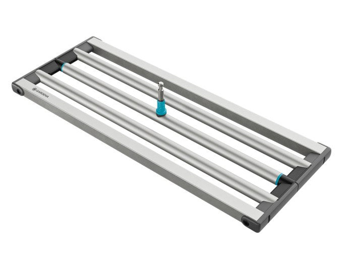 Silberne GARDENA Rasenrakel aus Metall mit rechteckigem Rahmen, abgerundeten Ecken und Innenplatten, Combisystem-Aufnahme für Stiel.