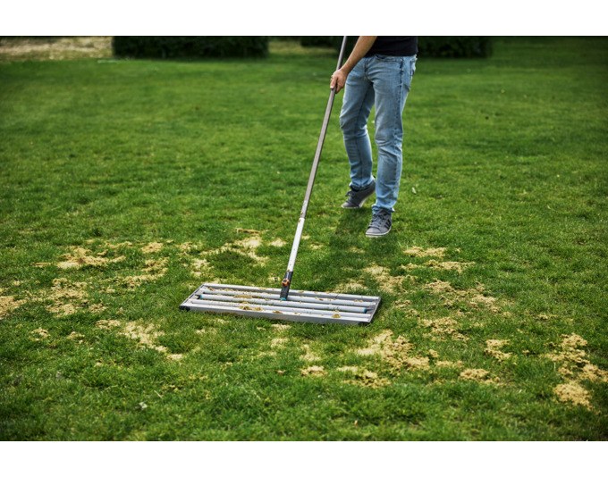 Silberne GARDENA Rasenrakel aus Metall mit rechteckigem Rahmen, abgerundeten Ecken und Innenplatten, Combisystem-Aufnahme für Stiel.