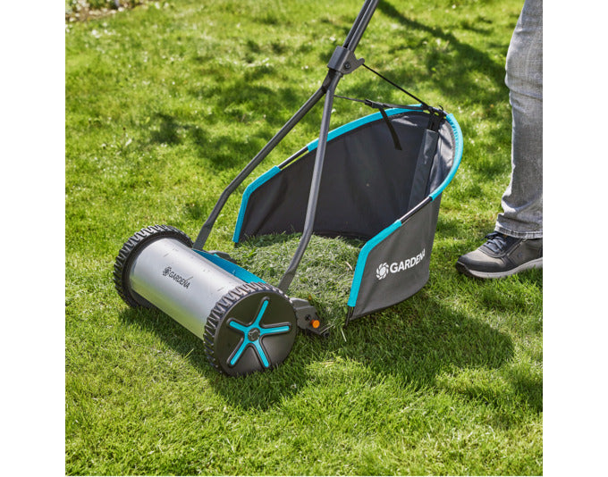 GARDENA Grasfangkorb für Spindelmäher, ideal für effizientes Rasenmähen, präsentiert in ansprechendem Design und hoher Funktionalität.