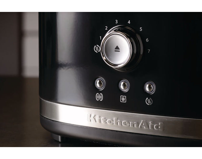 Eleganter KITCHENAID Toaster 5KMT4116 in Schwarz mit Langschlitz-Design, ideal für verschiedene Brotsorten und stilvolle Küchenausstattung.