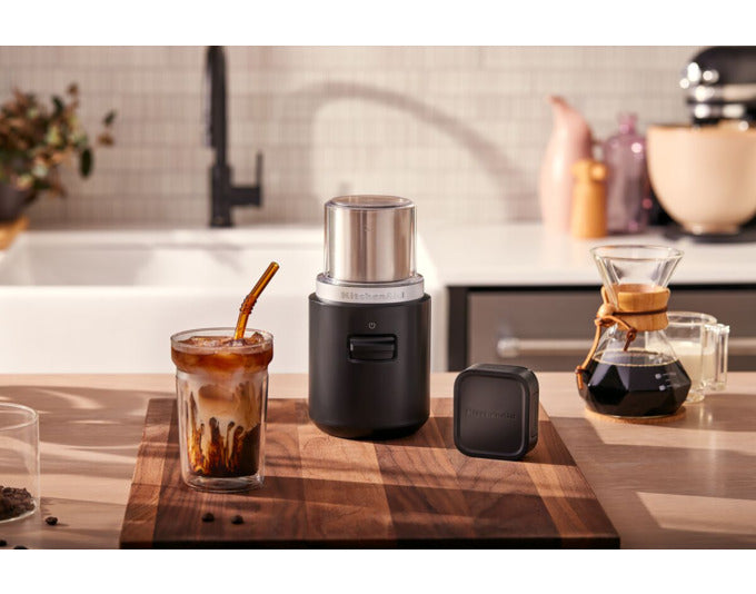 Elegante KITCHENAID Kaffeemühle in mattem Schwarz, kabellos und mit Akku, ideal für frisch gemahlenen Kaffee in jeder Küche.