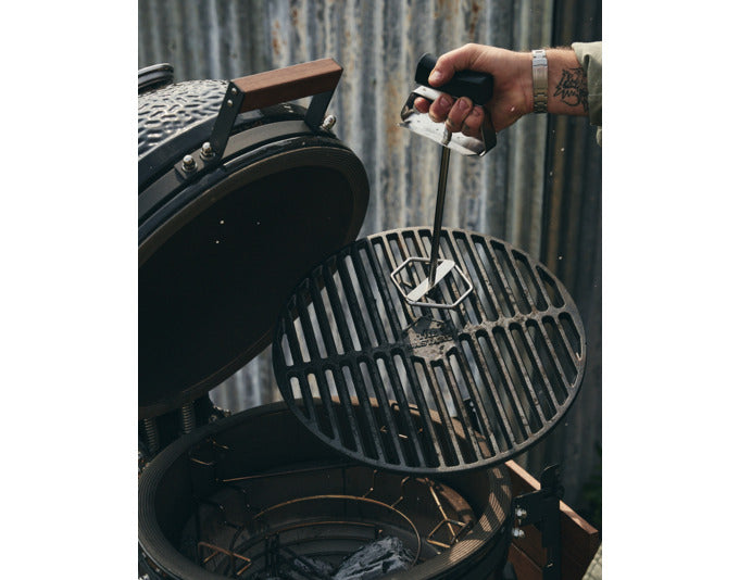 Gusseisen Grillrost von THE BASTARD Compact, ideal für gleichmäßige Hitzeverteilung und perfektes Grillen von Fleisch und Gemüse.
