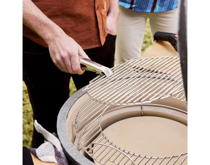 Hochwertige Grillrost-Zange von THE BASTARD, ideal für das Wenden und Servieren von Grillgut. Robustes Design für perfekte Grillergebnisse.