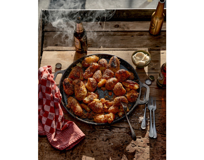 Gusseiserne Bratpfanne von THE BASTARD, 24 cm, ideal für Outdoor-Grillen, robust und vielseitig einsetzbar.