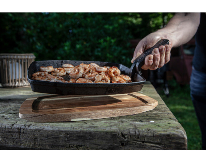 THE BASTARD Bratschale Gusseisen mit Holzbrett in präsentiert im Onlineshop von KAQTU Design AG. Grillzubehör ist von THE BASTARD