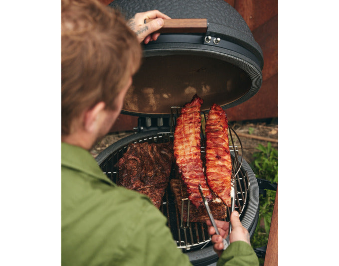 Das THE BASTARD Multilevel Kochsystem M ermöglicht vielseitiges Grillen mit mehreren Ebenen für optimale Hitzeverteilung und kreative Kochmöglichkeiten.