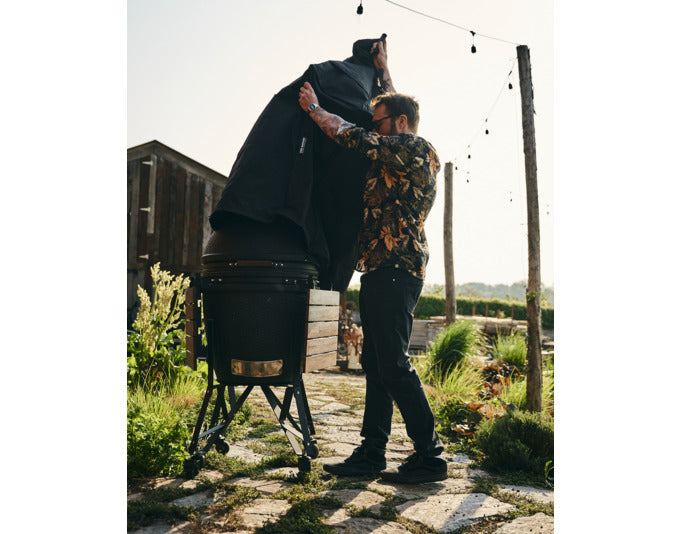 Schutzhaube für THE BASTARD Grill L VX, idealer Wetterschutz und langlebig, präsentiert in stilvollem Design.