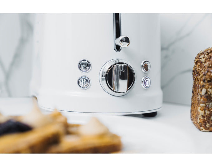 Eleganter NOVIS Toaster Iconic Line T2 in Weiß, ideal für knuspr toast und stilvolle Kücheneinrichtungen. Hochwertiges Design und Funktionalität vereint.