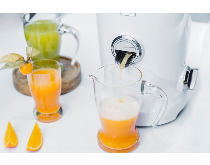 Eleganter NOVIS Entsafter NewGen SX-3 VitaJuicer in Weiß, ideal für frische Säfte und gesunde Ernährung, präsentiert in modernem Design.
