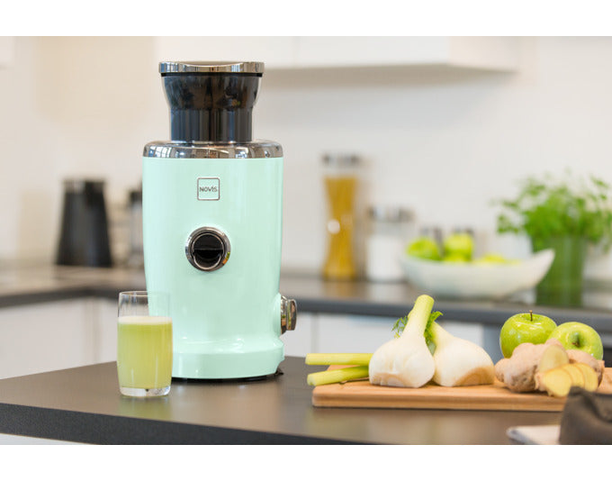 Eleganter NOVIS Entsafter NewGen SX-3 VitaJuicer in neomint, ideal für frische Säfte und gesunde Ernährung in der modernen Küche.