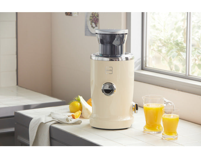 Eleganter NOVIS Entsafter NewGen SX-3 VitaJuicer in Cremefarbe, ideal für frische Säfte und gesunde Ernährung in der modernen Küche.