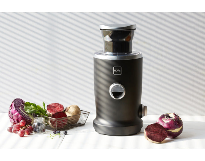 Eleganter NOVIS Entsafter NewGen SX-3 VitaJuicer in Schwarz, ideal für frische Säfte und gesunde Ernährung in Ihrer Küche.