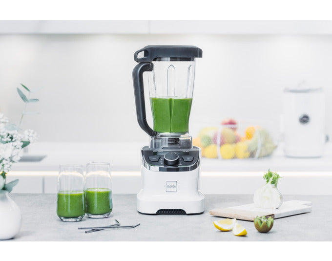 Eleganter NOVIS ProBlender 880L in Weiß, ideal für kreative Küchenabenteuer und gesunde Smoothies.