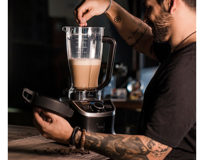Eleganter NOVIS ProBlender 880L in mattem Schwarz, ideal für kreative Küchenabenteuer und gesunde Smoothies.