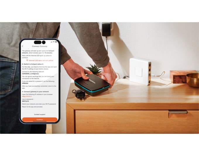 Schwarzes GARDENA Verbindungsgerät Smart Gateway mit LAN-Kabel und Netzteil, kompaktes Kunststoffgehäuse für die smarte Gartenvernetzung.