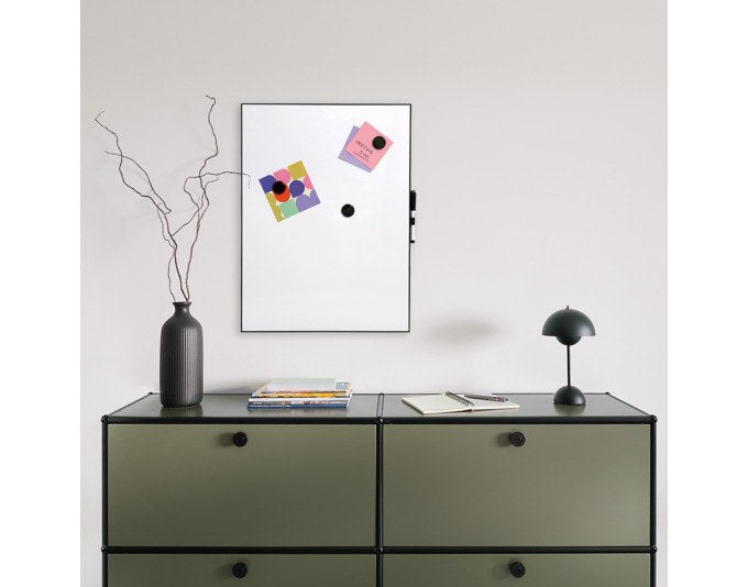Schwarzes Magnet Memobord von ZELLER PRESENT mit Oberfläche aus Metall, Rahmen aus MDF und Kunststoffelementen, Format 43.2 x 58.4 cm.